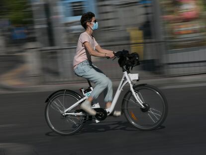 Un ciclista pasea en bici por Madrid con el servicio Bicimad.