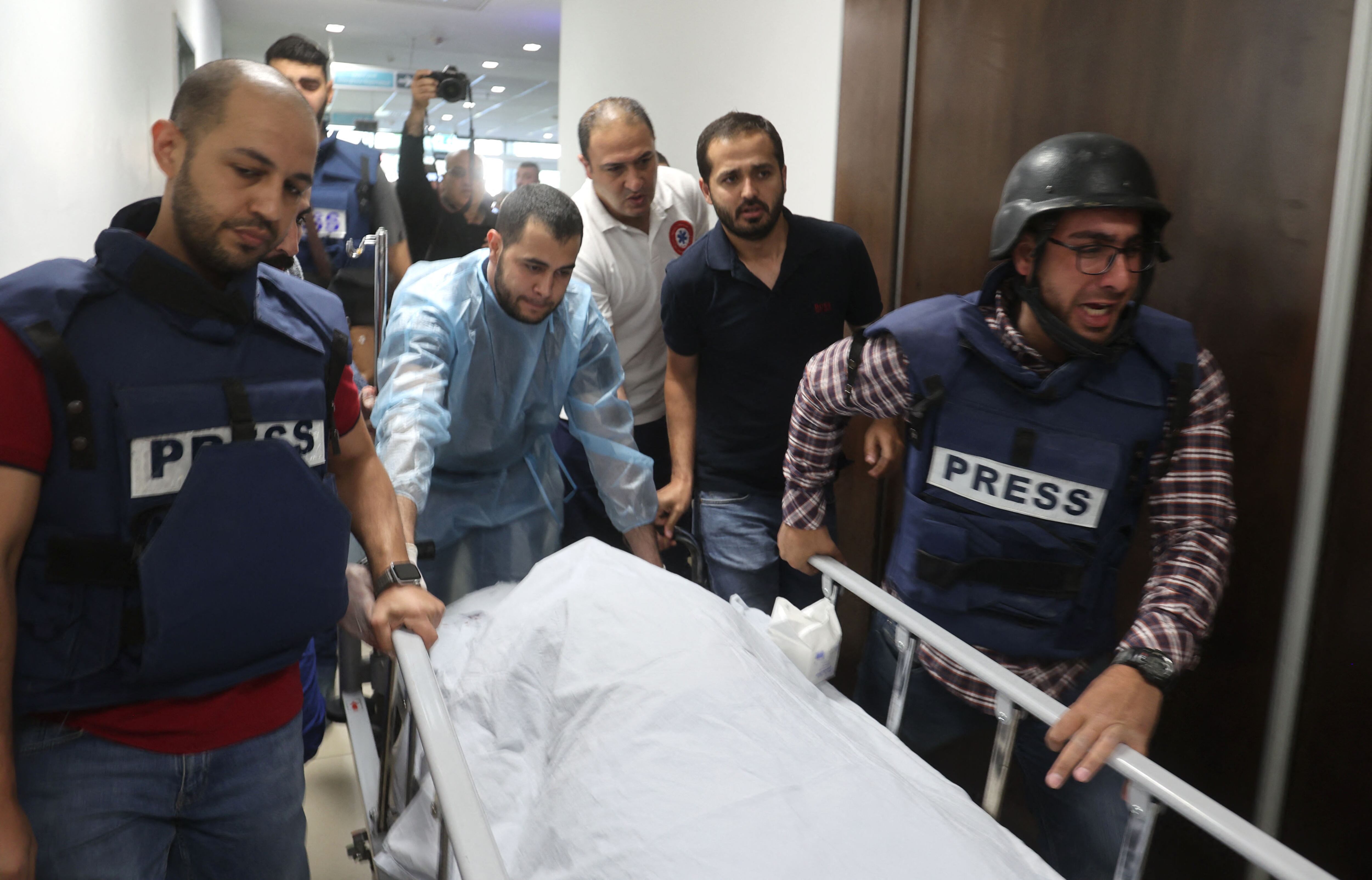 Periodistas acompañan el cuerpo de la periodista de Al Jazeera, Shireen Abu Akleh, este miércoles en el hospital de Yenín (Cisjordania).