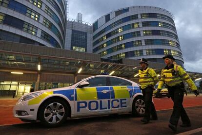 La polic&iacute;a vigila el exterior del hospital Queen Elizabeth.