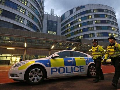 La polic&iacute;a vigila el exterior del hospital Queen Elizabeth.