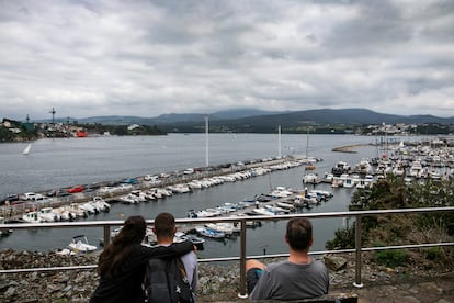 Castropol, en Asturias, al fondo de la imagen, tomada desde el puerto deportivo de Ribadeo (Lugo), sobre la ría del mismo nombre.