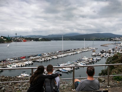 Castropol, en Asturias, al fondo de la imagen, tomada desde el puerto deportivo de Ribadeo (Lugo), sobre la ría del mismo nombre.