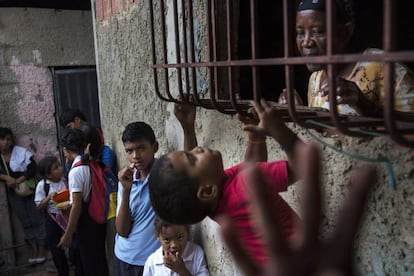 Ni&ntilde;os esperan su turno para conseguir una sopa, en Caracas.