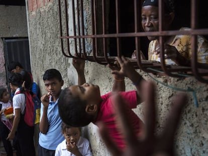 Ni&ntilde;os esperan su turno para conseguir una sopa, en Caracas.