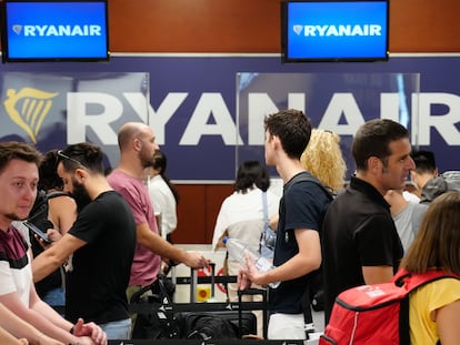 Afectados por los primeros días de huelga de Ryanair, en el aeropuerto de El Prat de Barcelona.