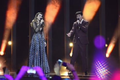 Uno de los momentos que marcó su carrera fue su actuación en Eurovisión en 2018 junto a Alfred García, con el que también mantenía una relación sentimental por aquel entonces. En tan señalada ocasión, la artista lució un precioso vestido con destellos brillantes, detalles semitransparente y generoso escote en forma de pico de la diseñadora catalana Teresa Helbig.