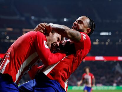 Griezmann y Memphis Depay celebran el gol en el descuento del neerlandés que supuso el triunfo del Atlético (2-1) ante el Rayo Vallecano .