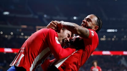 Griezmann y Memphis Depay celebran el gol en el descuento del neerlandés que supuso el triunfo del Atlético (2-1) ante el Rayo Vallecano .