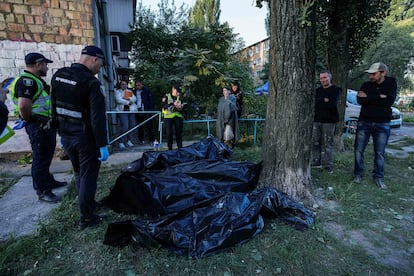 Oficiales de policía, junto a los cuerpos de varias víctimas de los ataques rusos, este jueves, en Kiev.