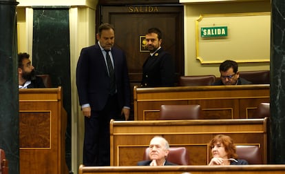 Ábalos, acercándose a su escaño en el Grupo Mixto en el Congreso en una imagen de marzo.