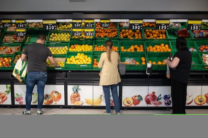 Varias personas realizan la compra en un supermercado tras el apagón eléctrico en Madrid.