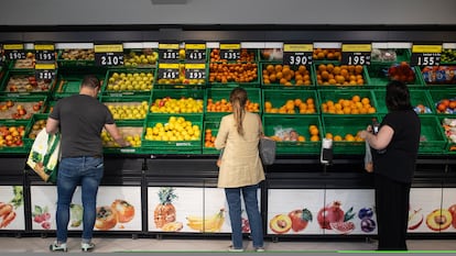 Varias personas realizan la compra en un supermercado tras el apagón eléctrico en Madrid.