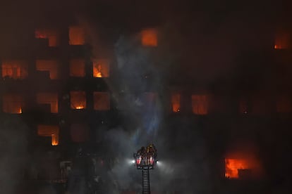 Un equipo de bomberos trabaja durante el incendio.