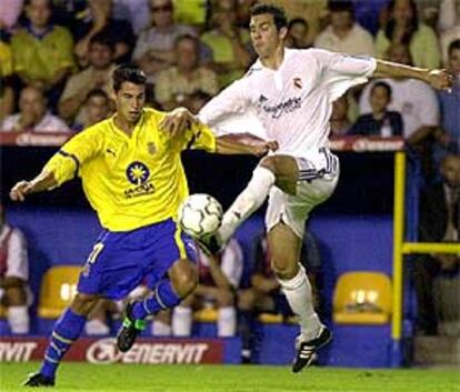Solari, que hoy sustituirá a Zidane, arrebata el balón a Jorge López en Las Palmas.