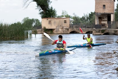 Iker, en el centro, rema por el río Duero acompañado de su entrenador.