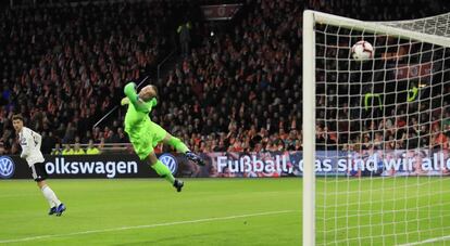 Serge Gnabry marca el 0-2 ante Holanda.