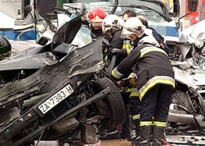 Los bomberos intentan rescatar entre los amasijos a los ocupantes de los coches siniestrados en Simancas.