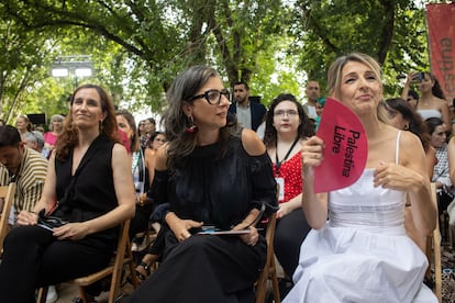 (I-D) La ministra de Sanidad, Mónica García; la relatora especial de las Naciones Unidas sobre los territorios palestinos, Francesca Albanese, y la vicepresidenta segunda y Yolanda Díaz, durante el acto.