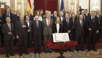 Foto de familia de los miembros del consejo asesor para organizar el 40º aniversario se la Constitución.