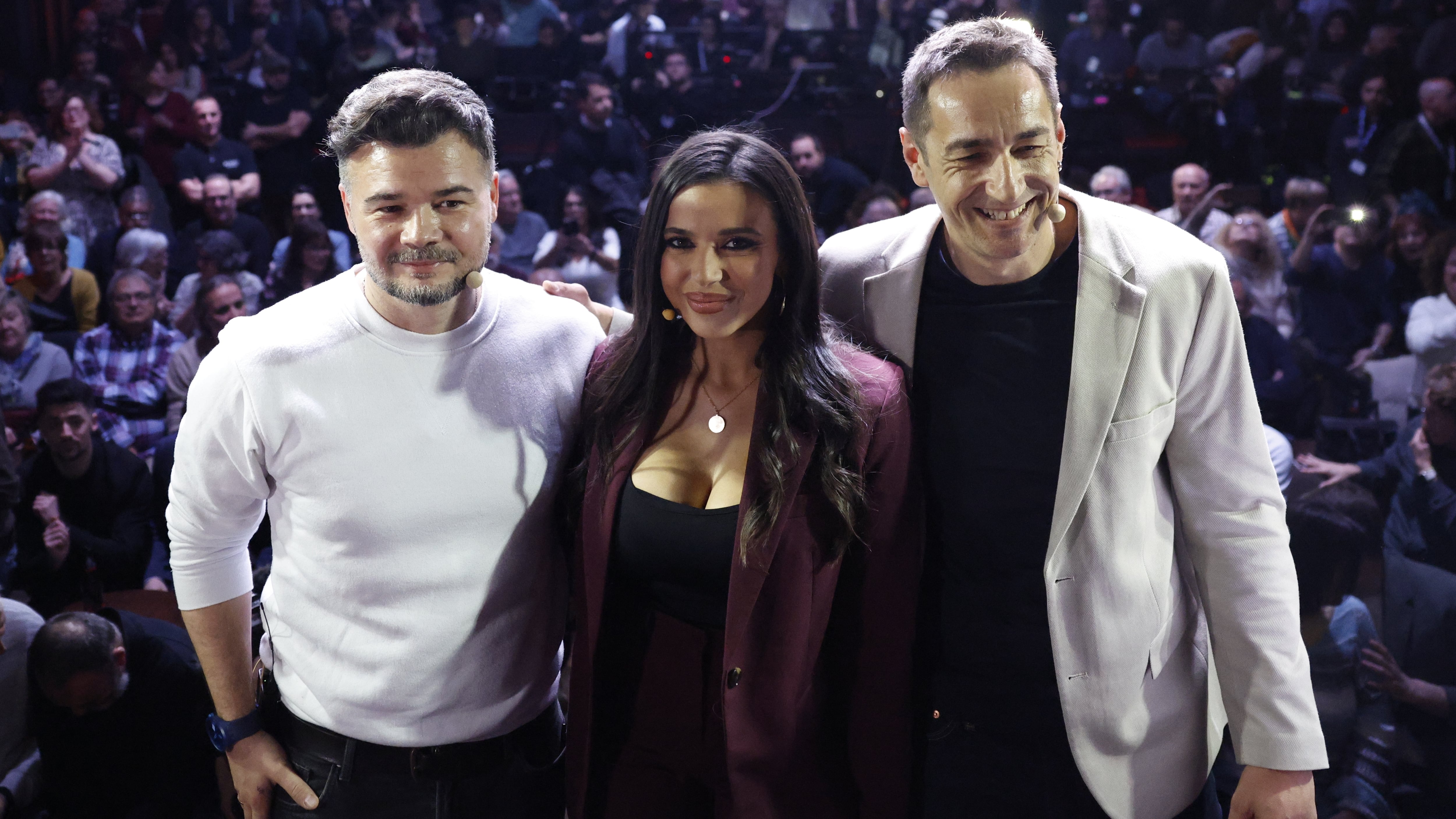 Charla sobre la unidad de la izquierda entre el portavoz de ERC, Gabriel Rufián, y el diputado de Más Madrid en la Asamblea Emilio Delgado. En el centro, la tertuliana Sarah Santaolalla.