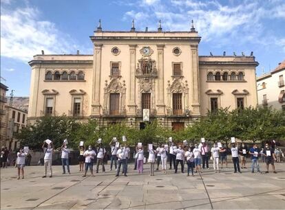 Una concentración de la plantilla de Onda Jaén frente al ayuntamiento el pasado verano.