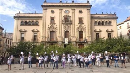 Una concentración de la plantilla de Onda Jaén frente al ayuntamiento el pasado verano.