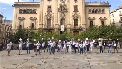 Una concentración de la plantilla de Onda Jaén frente al ayuntamiento el pasado verano.