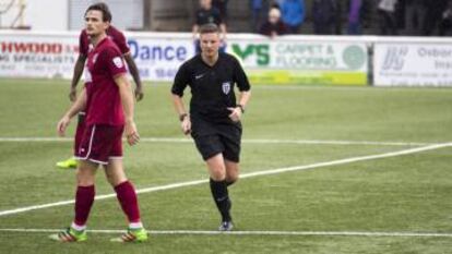El árbitro Ryan Atkin en un partido en Inglaterra.