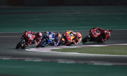 Andrea Dovizioso es seguido por Marc Márquez, Alex Rins y Danilo Petrucci durante una de las vueltas del Gran Premio de Qatar.