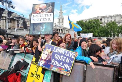 Algunos de los seguidores que se concentraron desde horas tempranas en los alrededores de Trafalgar Square el pasado 15 de julio para despedir a sus actores favoritos.