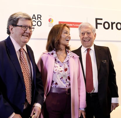 GRAF4665. MADRID, 27/02/2019.- El Premio Nobel Mario Vargas Llosa (d), Isabel Preysler (c), y el crítico de arte y comisario Juan Manuel Bonet (i), durante apertura de puertas de la feria de arte contemporáneo Arco , con Perú como país invitado. EFE/ Paolo Aguilar