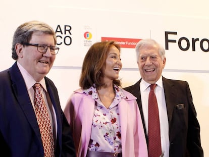 GRAF4665. MADRID, 27/02/2019.- El Premio Nobel Mario Vargas Llosa (d), Isabel Preysler (c), y el crítico de arte y comisario Juan Manuel Bonet (i), durante apertura de puertas de la feria de arte contemporáneo Arco , con Perú como país invitado. EFE/ Paolo Aguilar