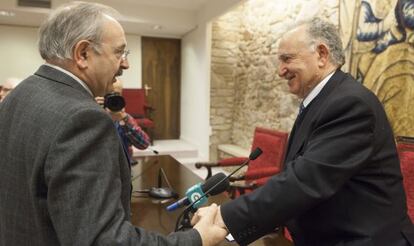 Ram&oacute;n Villares, presidente del Consello da Cultura Galega, felicita a Alonso Montero tras su elecci&oacute;n.