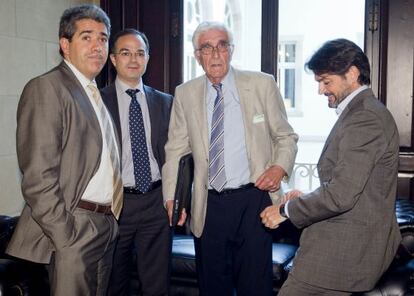 Daniel Osácar durante su comparecencia en la comisión del 'caso Palau', acompañado por los diputados de CDC Francesc Homs, Jordi Turull y Oriol Pujol.