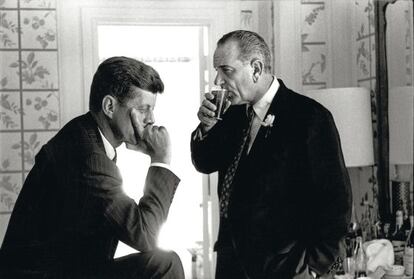 Tras derrotarle en la convención demócrata, Kennedy propuso a Lyndon Johnson que le acompañara en su carrera hacia la Casa Blanca. La estrategia de JFK con este movimiento era conquistar votos en el sur de EE UU, especialmente en Texas, donde Johnson fue senador.