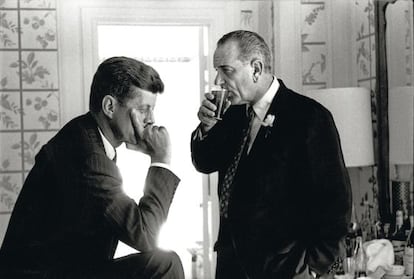 Tras derrotarle en la convención demócrata, Kennedy propuso a Lyndon Johnson que le acompañara en su carrera hacia la Casa Blanca. La estrategia de JFK con este movimiento era conquistar votos en el sur de EE UU, especialmente en Texas, donde Johnson fue senador.