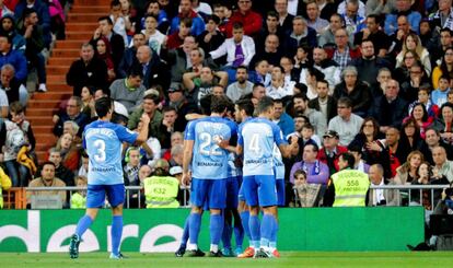  Los jugadores del Málaga celebra el gol marcado por su compañero Chory Castro ante el Real Madrid, el segundo del conjunto blanquiazul.