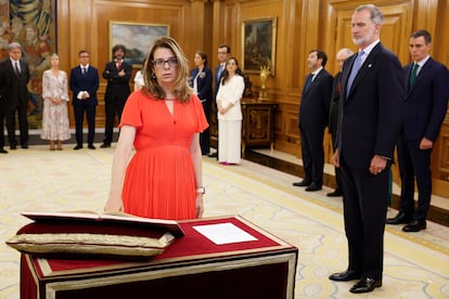 La nueva vocal del Consejo General del Poder Judicial Inés María Herreros jura o promete ante el rey Felipe VI.