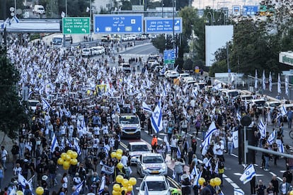 La multitud ha avanzado por la nacional 1 que une Tel Aviv con Jerusalén, antes de llegar al barrio que alberga el Parlamento y las principales sedes del poder en Israel.