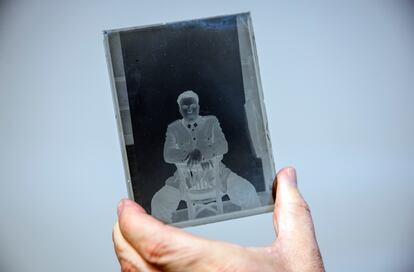 En la fábrica también se hacían retratos. En este caso se recortaba la parte del rostro, de ahí que el fotografiado posara de forma tan relajada.