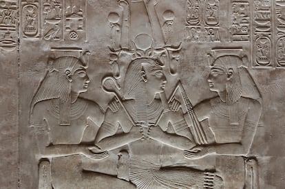 Relieve de Seti entre Isis, la mujer de Osiris, y Horus en el templo del fararón en Abydos. 