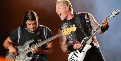 Robert Trujillo y James Hetfield, durante una actuación de Metallica en 2015.