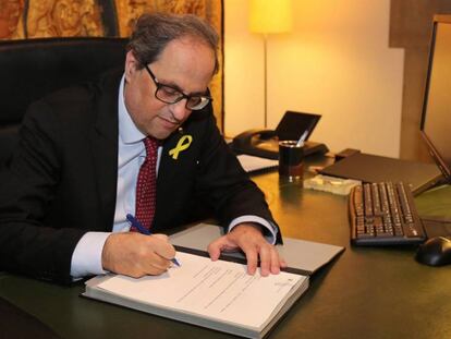 Quim Torra signs the appointment of the new ministers.