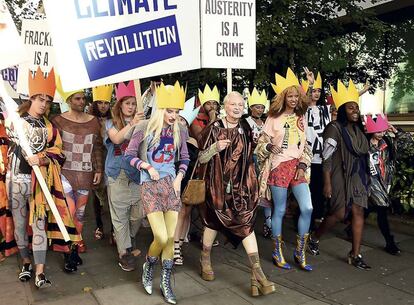 Durante una manifestación por el cambio climático junto a un grupo de modelos.