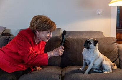 La actriz Katharina Thalbach, caracterizada como Angela Merkel en la serie de películas para televisión 'Miss Merkel'.