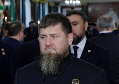 El jefe de la República de Chechenia, Ramzan Kadyrov, habla con los periodistas tras la toma de posesión del presidente ruso.