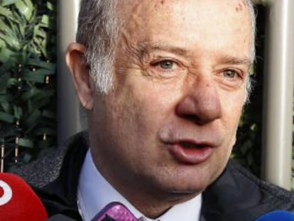 Abdón Núñez, abogado de la familia de Belén Langdon, a la entrada de la Jefatura Superior de Policía.