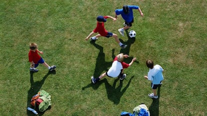 Lo importante que es pasar un buen rato y compartir todos juntos la alegría de lanzar la pelota y correr tras ella.