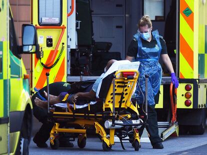 Una ambulancia traslada a un paciente al hospital en Londres.