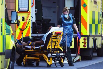 Una ambulancia traslada a un paciente al hospital en Londres.